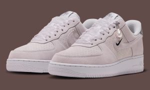Nike Air Force 1 Low“珍珠吊坠浅灰”女款秋季发售，绒面鞋身丝带鞋带定价125美元货号IX7362-078缩略图