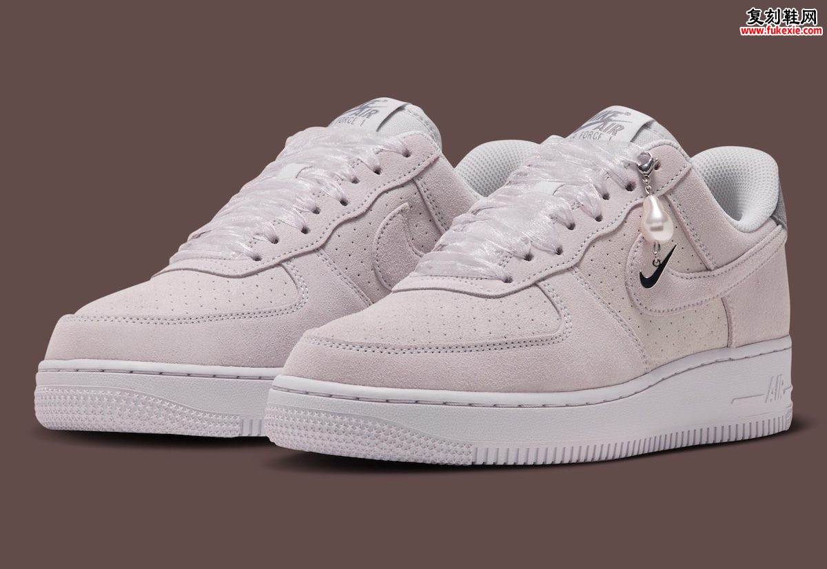 Nike Air Force 1 Low“珍珠吊坠浅灰”女款秋季发售,绒面鞋身丝带鞋带定价125美元货号IX7362-078插图 Nike Air Force 1 Low“珍珠吊坠浅灰”女款秋季发售,绒面鞋身丝带鞋带定价125美元货号IX7362-078
