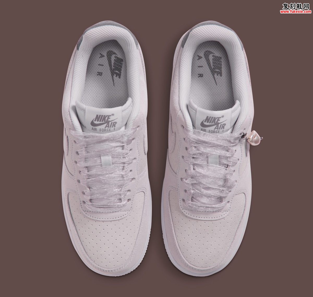 Nike Air Force 1 Low“珍珠吊坠浅灰”女款秋季发售,绒面鞋身丝带鞋带定价125美元货号IX7362-078插图3 Nike Air Force 1 Low“珍珠吊坠浅灰”女款秋季发售,绒面鞋身丝带鞋带定价125美元货号IX7362-078