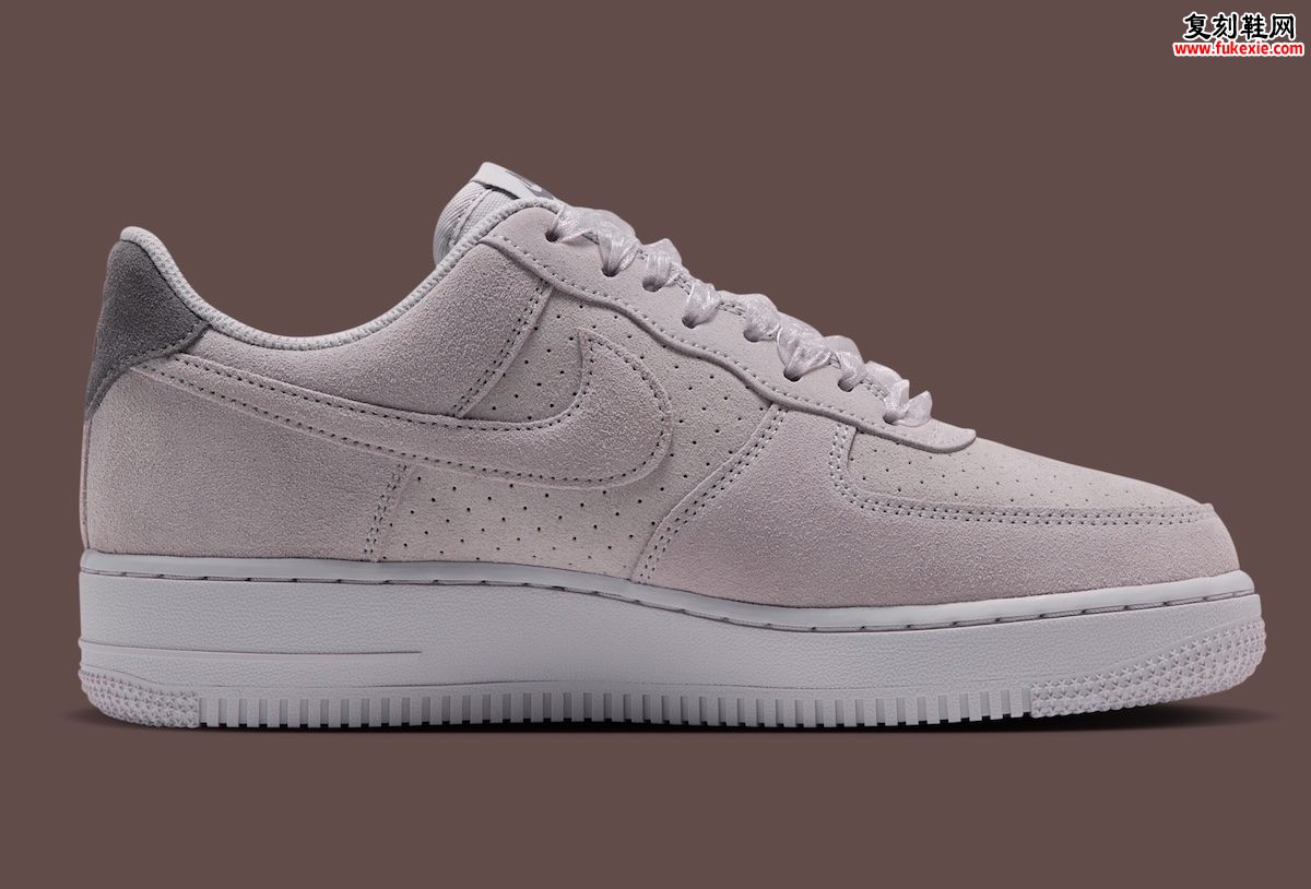 Nike Air Force 1 Low“珍珠吊坠浅灰”女款秋季发售,绒面鞋身丝带鞋带定价125美元货号IX7362-078插图2 Nike Air Force 1 Low“珍珠吊坠浅灰”女款秋季发售,绒面鞋身丝带鞋带定价125美元货号IX7362-078