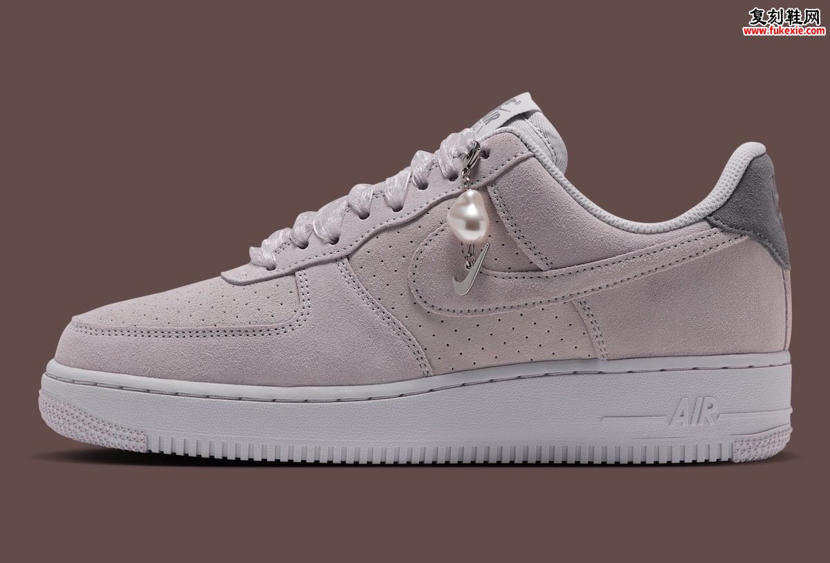 Nike Air Force 1 Low“珍珠吊坠浅灰”女款秋季发售,绒面鞋身丝带鞋带定价125美元货号IX7362-078插图1 Nike Air Force 1 Low“珍珠吊坠浅灰”女款秋季发售,绒面鞋身丝带鞋带定价125美元货号IX7362-078