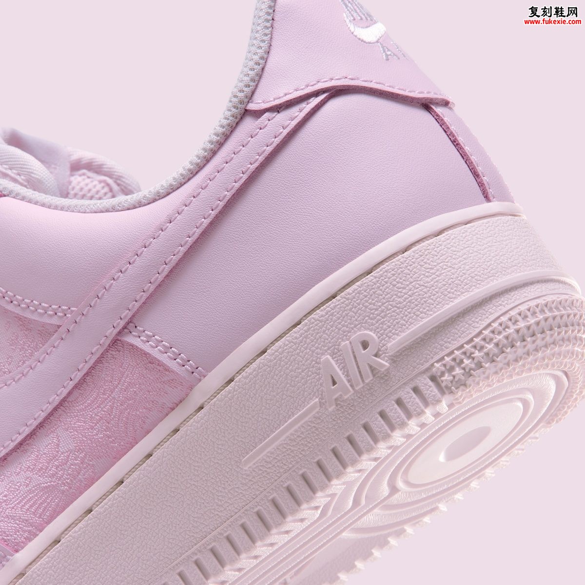 Nike Air Force 1 Low “Arctic Pink”北极粉女款2026假日季提花编织鞋面宽幅丝带鞋带设计亮点与发售信息深度解析插图6 Nike Air Force 1 Low “Arctic Pink”北极粉女款2026假日季提花编织鞋面宽幅丝带鞋带设计亮点与发售信息深度解析