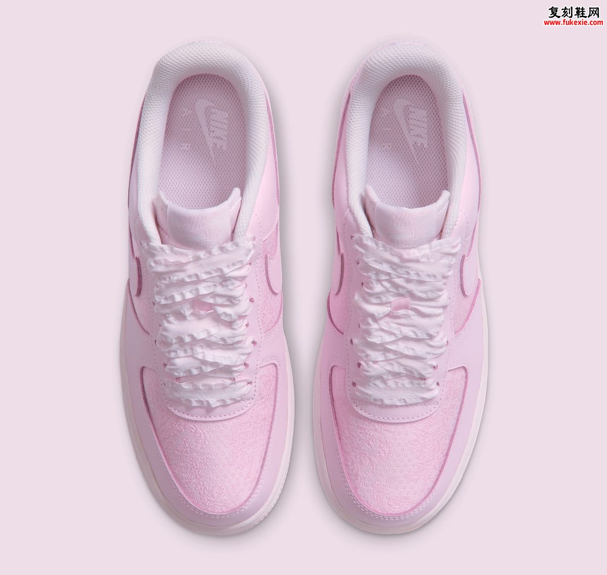 Nike Air Force 1 Low “Arctic Pink”北极粉女款2026假日季提花编织鞋面宽幅丝带鞋带设计亮点与发售信息深度解析插图3 Nike Air Force 1 Low “Arctic Pink”北极粉女款2026假日季提花编织鞋面宽幅丝带鞋带设计亮点与发售信息深度解析