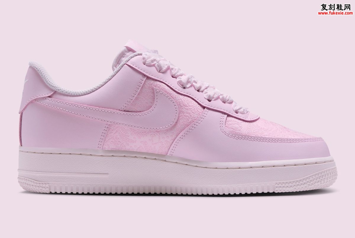 Nike Air Force 1 Low “Arctic Pink”北极粉女款2026假日季提花编织鞋面宽幅丝带鞋带设计亮点与发售信息深度解析插图2 Nike Air Force 1 Low “Arctic Pink”北极粉女款2026假日季提花编织鞋面宽幅丝带鞋带设计亮点与发售信息深度解析