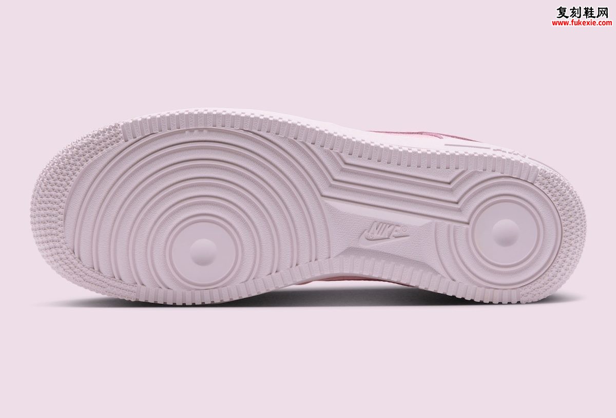 Nike Air Force 1 Low “Arctic Pink”北极粉女款2026假日季提花编织鞋面宽幅丝带鞋带设计亮点与发售信息深度解析插图5 Nike Air Force 1 Low “Arctic Pink”北极粉女款2026假日季提花编织鞋面宽幅丝带鞋带设计亮点与发售信息深度解析