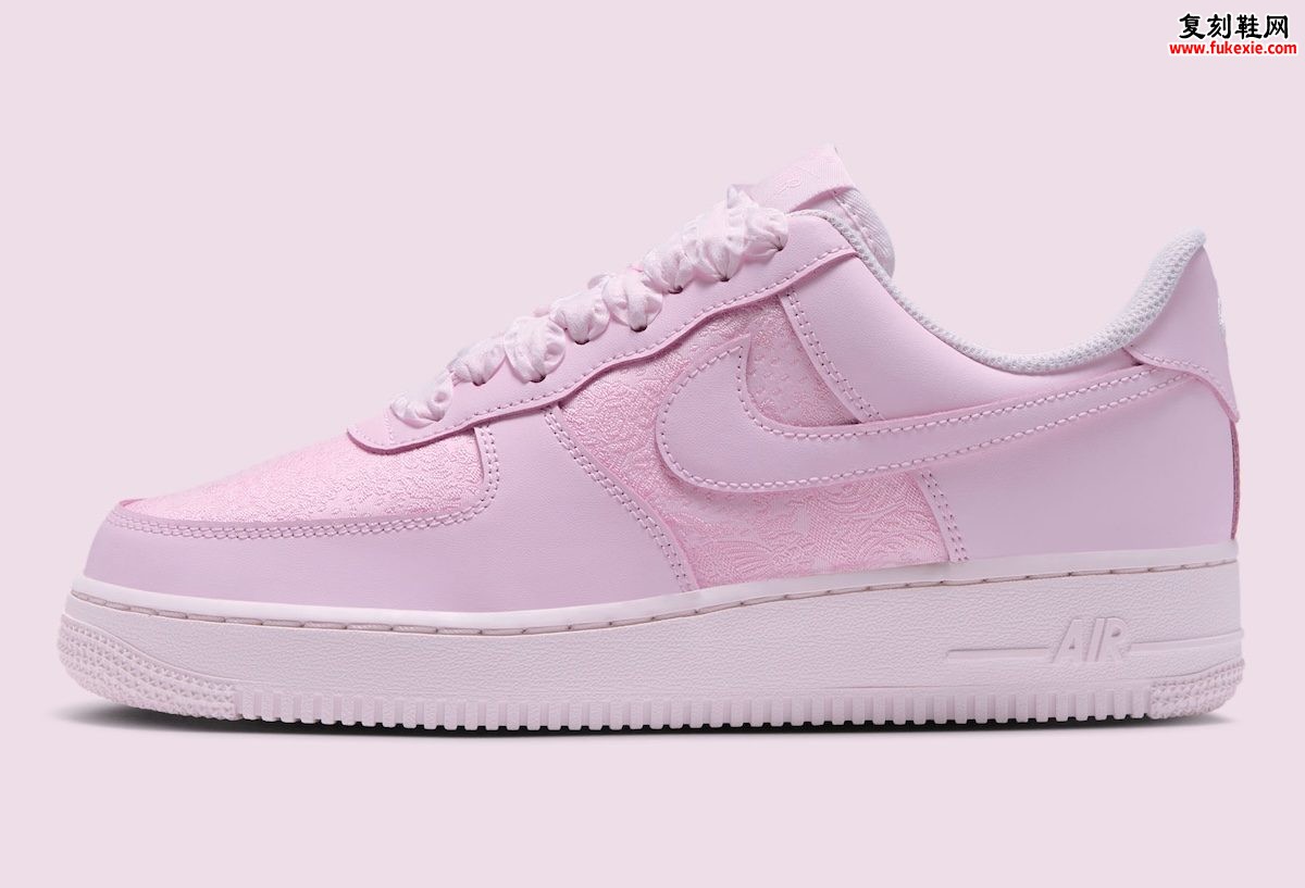 Nike Air Force 1 Low “Arctic Pink”北极粉女款2026假日季提花编织鞋面宽幅丝带鞋带设计亮点与发售信息深度解析插图1 Nike Air Force 1 Low “Arctic Pink”北极粉女款2026假日季提花编织鞋面宽幅丝带鞋带设计亮点与发售信息深度解析