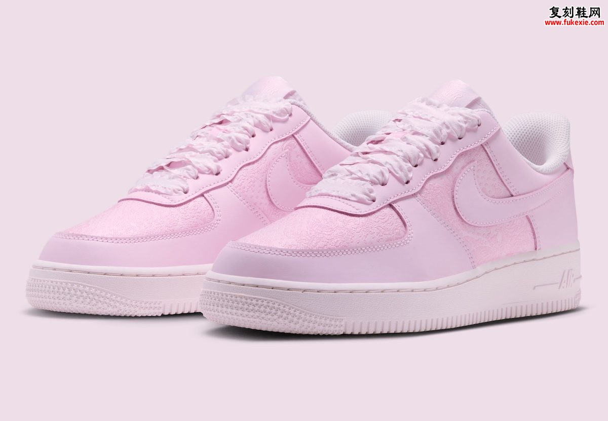 Nike Air Force 1 Low “Arctic Pink”北极粉女款2026假日季提花编织鞋面宽幅丝带鞋带设计亮点与发售信息深度解析插图 Nike Air Force 1 Low “Arctic Pink”北极粉女款2026假日季提花编织鞋面宽幅丝带鞋带设计亮点与发售信息深度解析