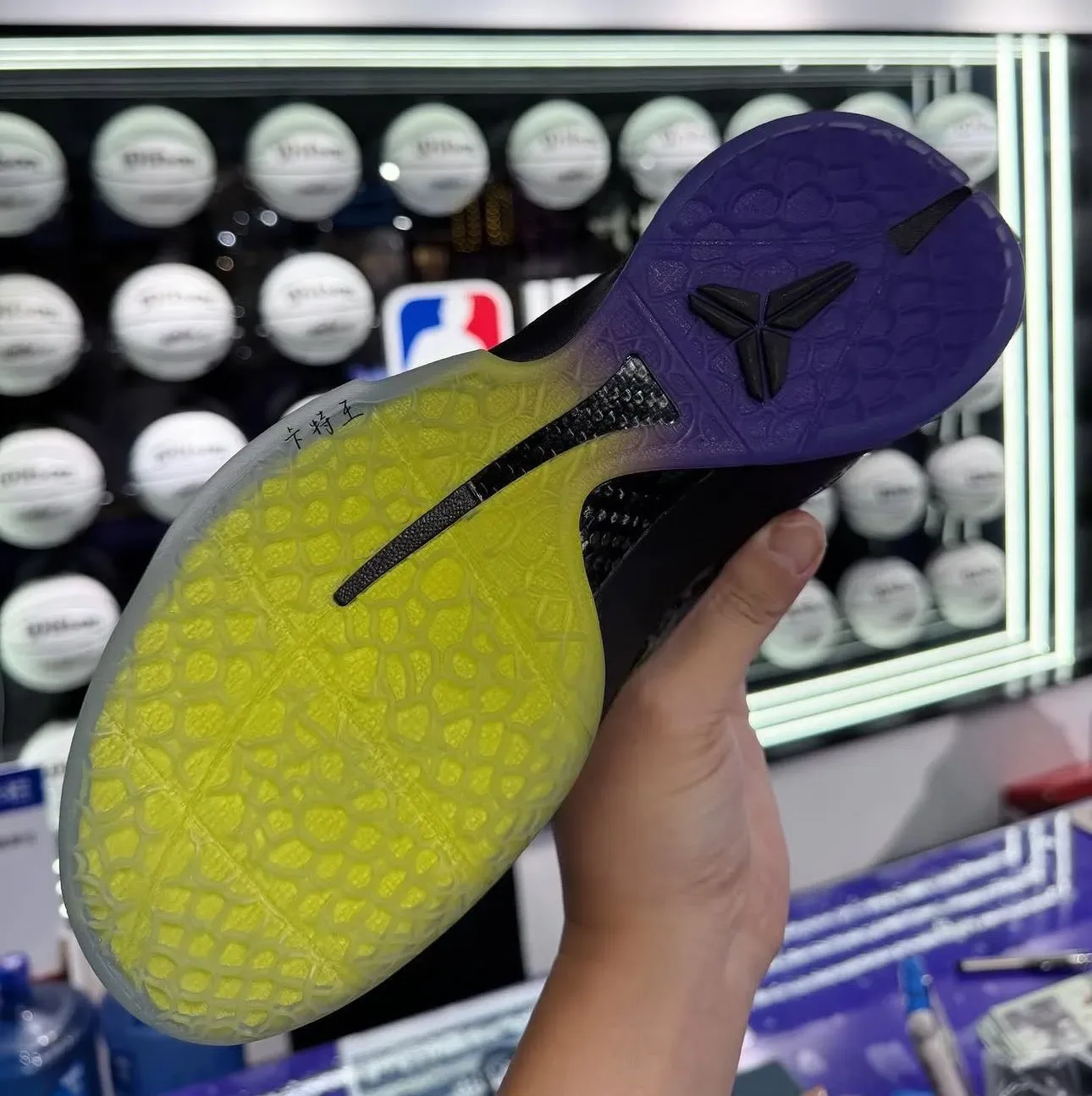 Nike Kobe 6 Protro“Coals煤球”圣诞恶作剧配色黑紫绿货号IO6261-001发售日期价格深度解析插图2 Nike Kobe 6 Protro“Coals煤球”圣诞恶作剧配色黑紫绿货号IO6261-001发售日期价格深度解析