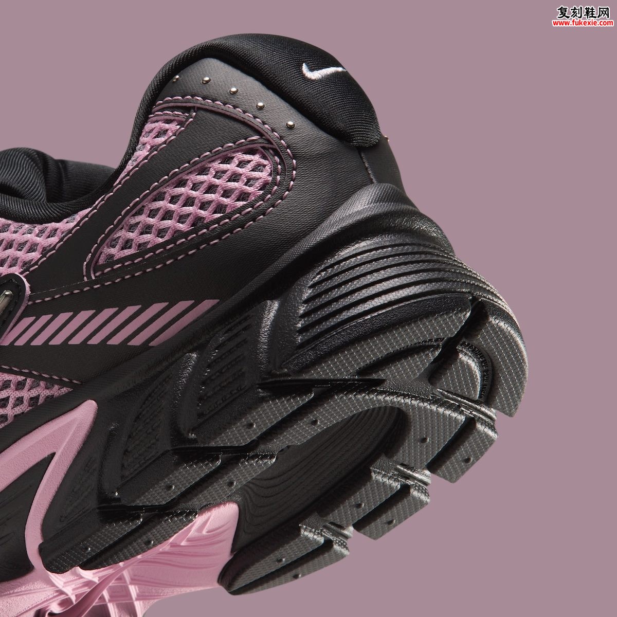 Nike V5 RNR女款秋季黑粉银配色星星铆钉Swoosh货号IX7050-010 95美元