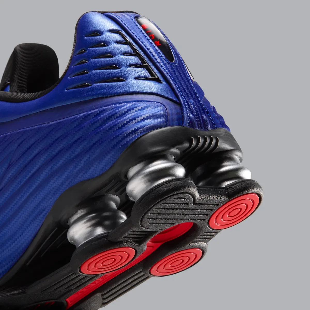 Corteiz x Nike Shox R419 “Game Royal”：把千禧机械跑鞋拆成汽车改装件，2026假日三色登场