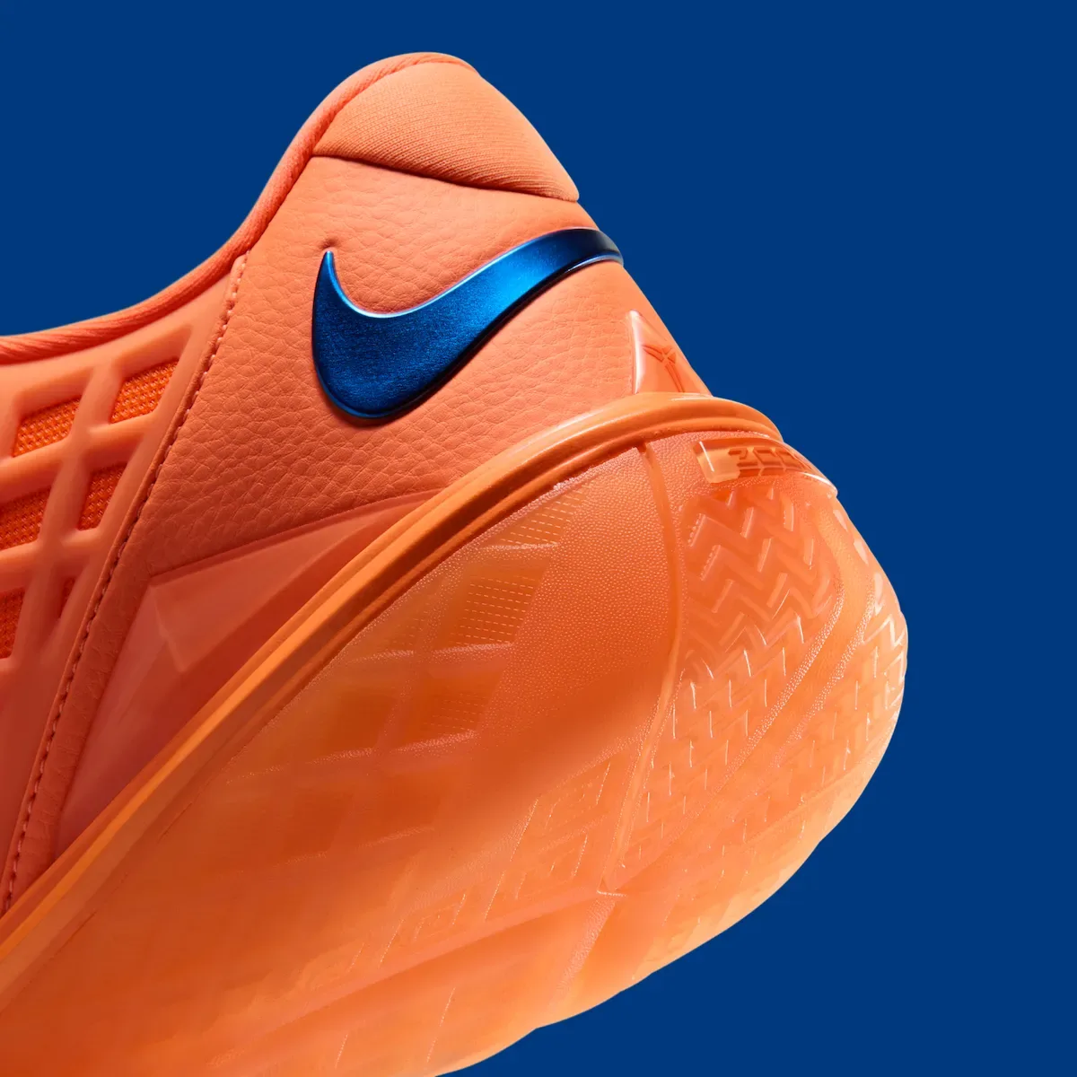 Jalen Brunson x Nike Kobe 3 Low Protro “Arancia”橙蓝纽约魂落地,但低帮Protro的侧向缺口没有跟着变插图6 Jalen Brunson x Nike Kobe 3 Low Protro “Arancia”橙蓝纽约魂落地,但低帮Protro的侧向缺口没有跟着变