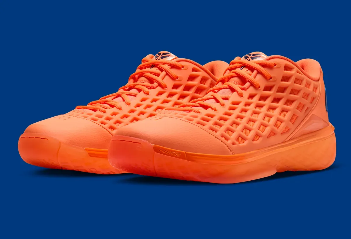 Jalen Brunson x Nike Kobe 3 Low Protro “Arancia”橙蓝纽约魂落地,但低帮Protro的侧向缺口没有跟着变插图 Jalen Brunson x Nike Kobe 3 Low Protro “Arancia”橙蓝纽约魂落地,但低帮Protro的侧向缺口没有跟着变