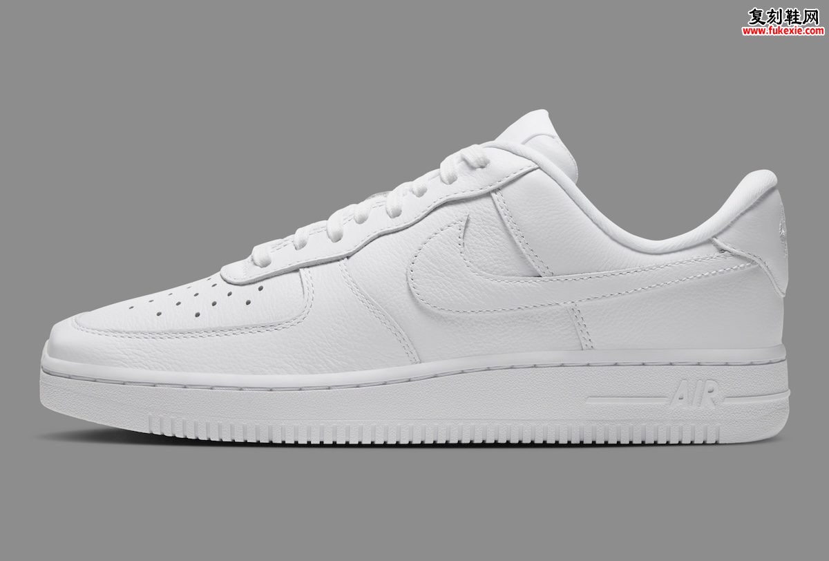 Nike Air Force 1 Low Square Toe “Triple White”方头评测：鞋头换了语言，鞋底还是2007年