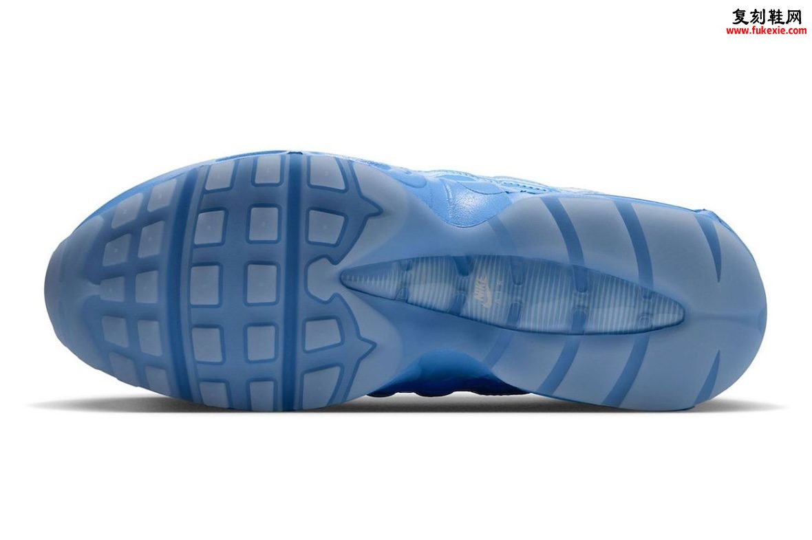 Nike Air Max 95 “Blue Tint”评测:漆皮渐变让95换了一种光泽,代价却藏在日常穿着里插图5 Nike Air Max 95 “Blue Tint”评测:漆皮渐变让95换了一种光泽,代价却藏在日常穿着里