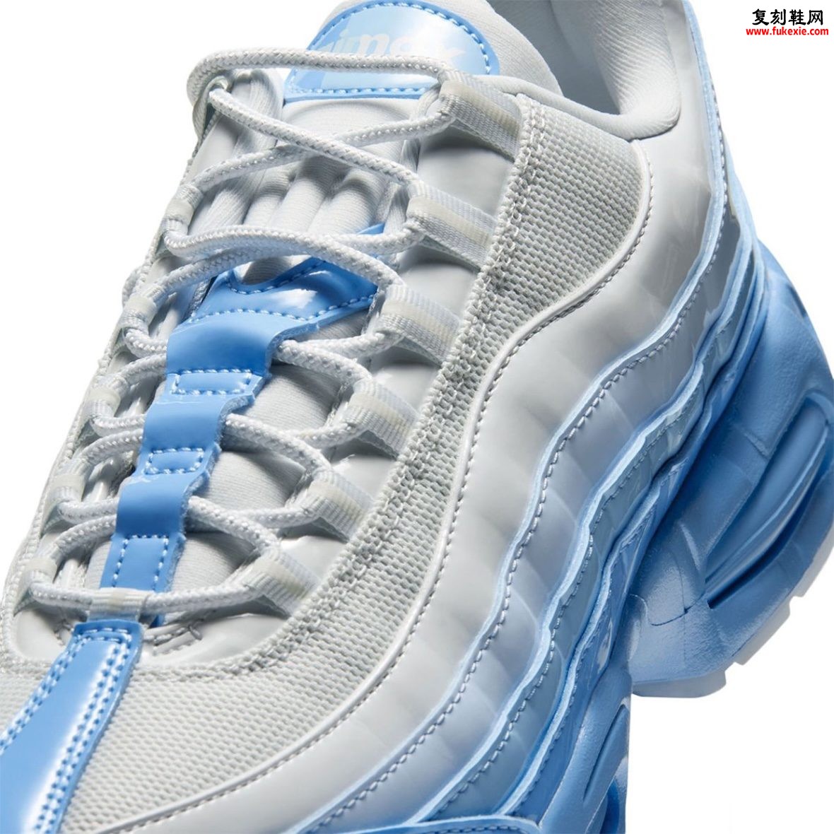 Nike Air Max 95 “Blue Tint”评测:漆皮渐变让95换了一种光泽,代价却藏在日常穿着里插图6 Nike Air Max 95 “Blue Tint”评测:漆皮渐变让95换了一种光泽,代价却藏在日常穿着里