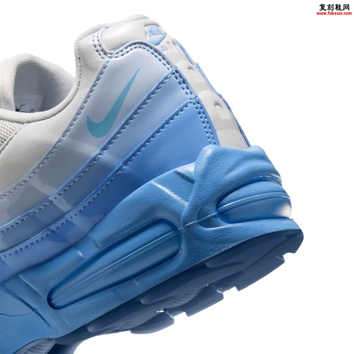 Nike Air Max 95 “Blue Tint”评测:漆皮渐变让95换了一种光泽,代价却藏在日常穿着里插图7 Nike Air Max 95 “Blue Tint”评测:漆皮渐变让95换了一种光泽,代价却藏在日常穿着里