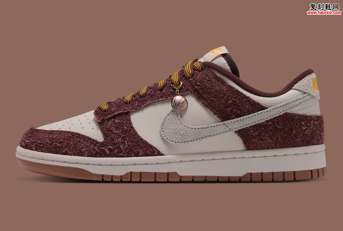Nike Dunk Low “Basketball Charm” 可拆卸金属篮球与长毛麂皮,一双非官方USC的配饰化实验插图1 Nike Dunk Low “Basketball Charm” 可拆卸金属篮球与长毛麂皮,一双非官方USC的配饰化实验