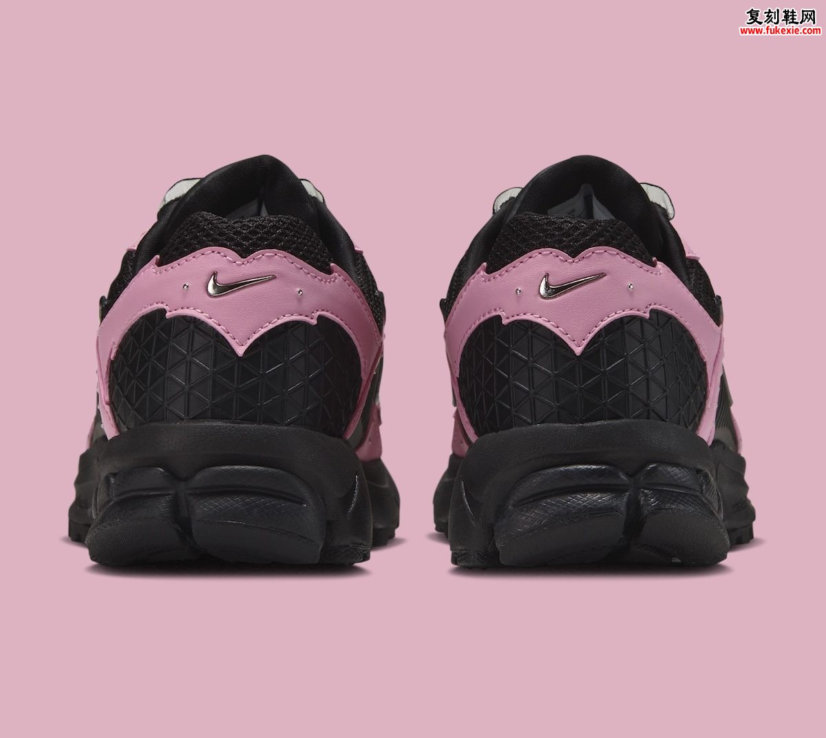 Nike Zoom Vomero 5 “Black/Medium Soft Pink”黑粉铆钉丝带版：2026假日，材质分化比新配色更值得写