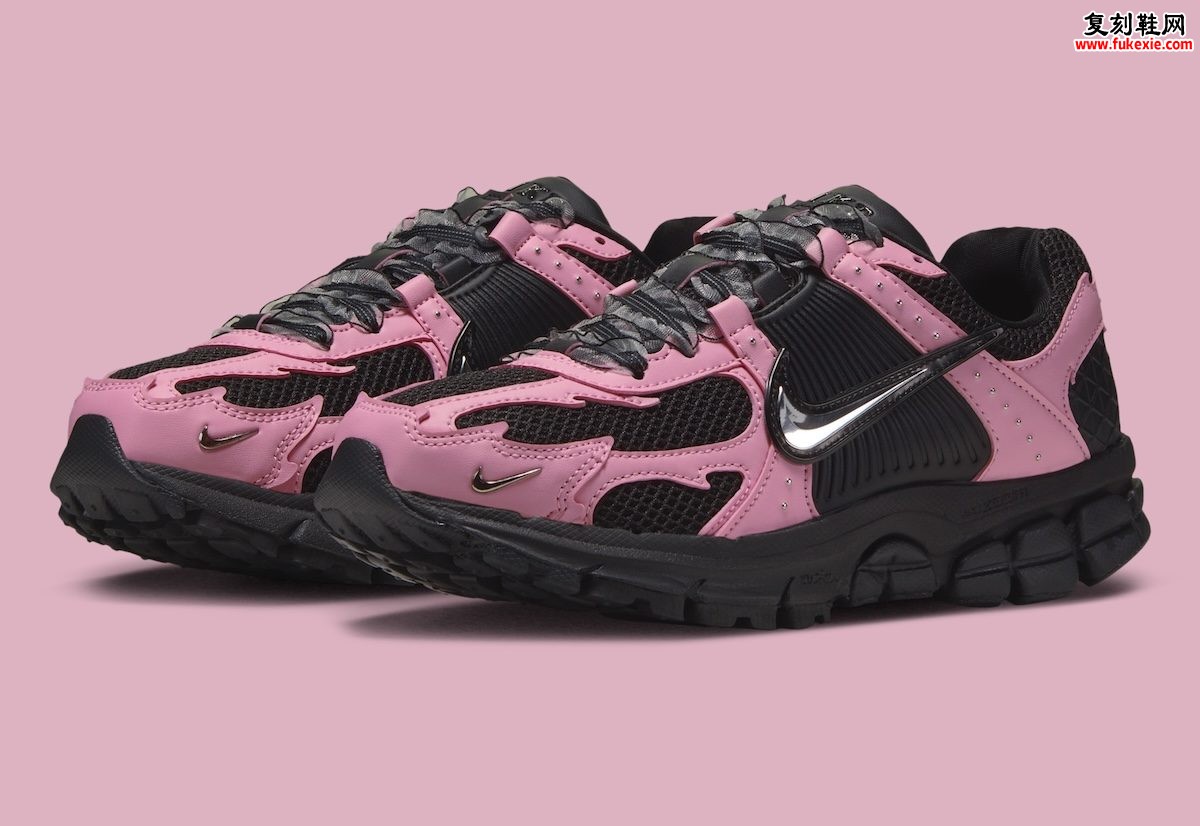 Nike Zoom Vomero 5 “Black/Medium Soft Pink”黑粉铆钉丝带版：2026假日，材质分化比新配色更值得写
