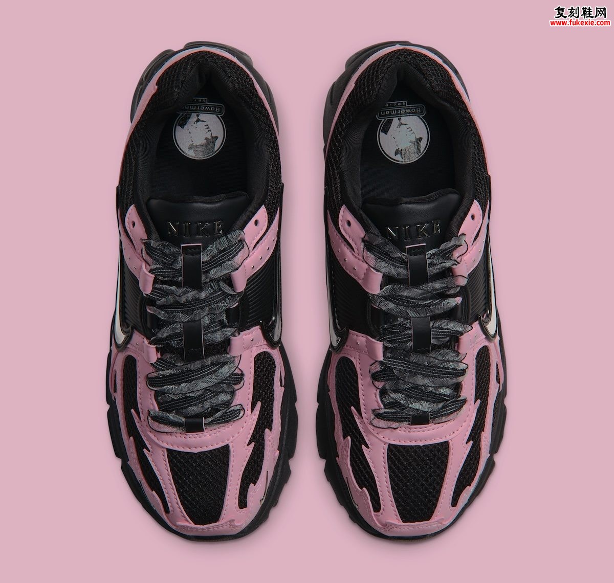 Nike Zoom Vomero 5 “Black/Medium Soft Pink”黑粉铆钉丝带版：2026假日，材质分化比新配色更值得写