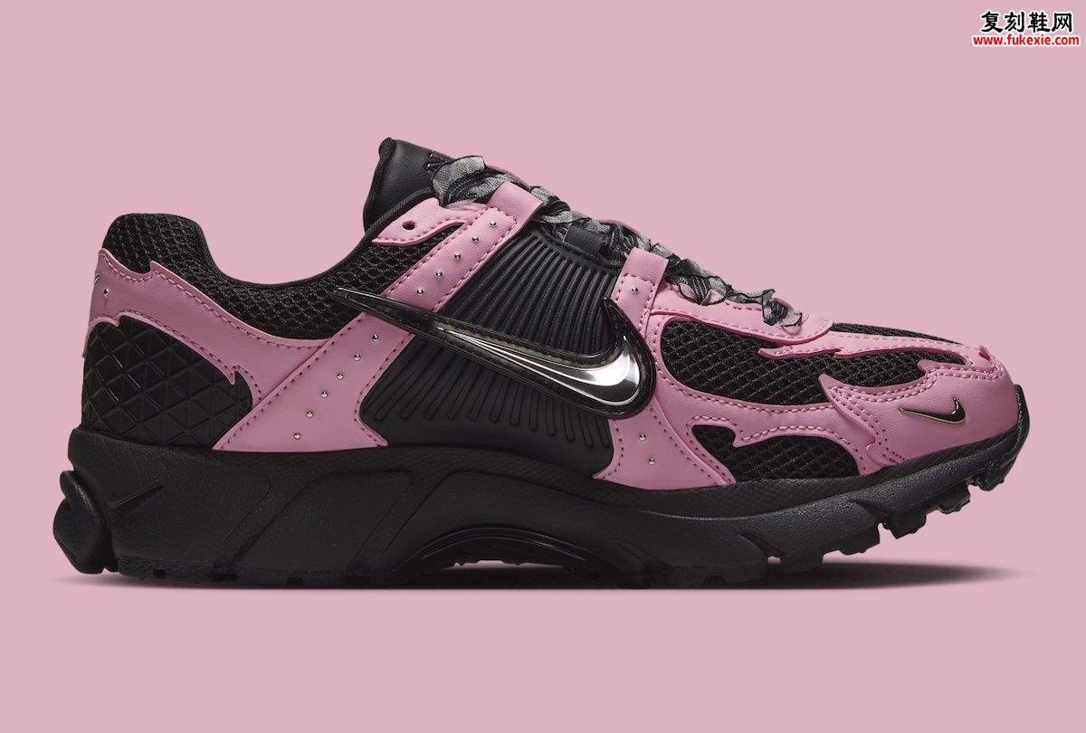 Nike Zoom Vomero 5 “Black/Medium Soft Pink”黑粉铆钉丝带版：2026假日，材质分化比新配色更值得写