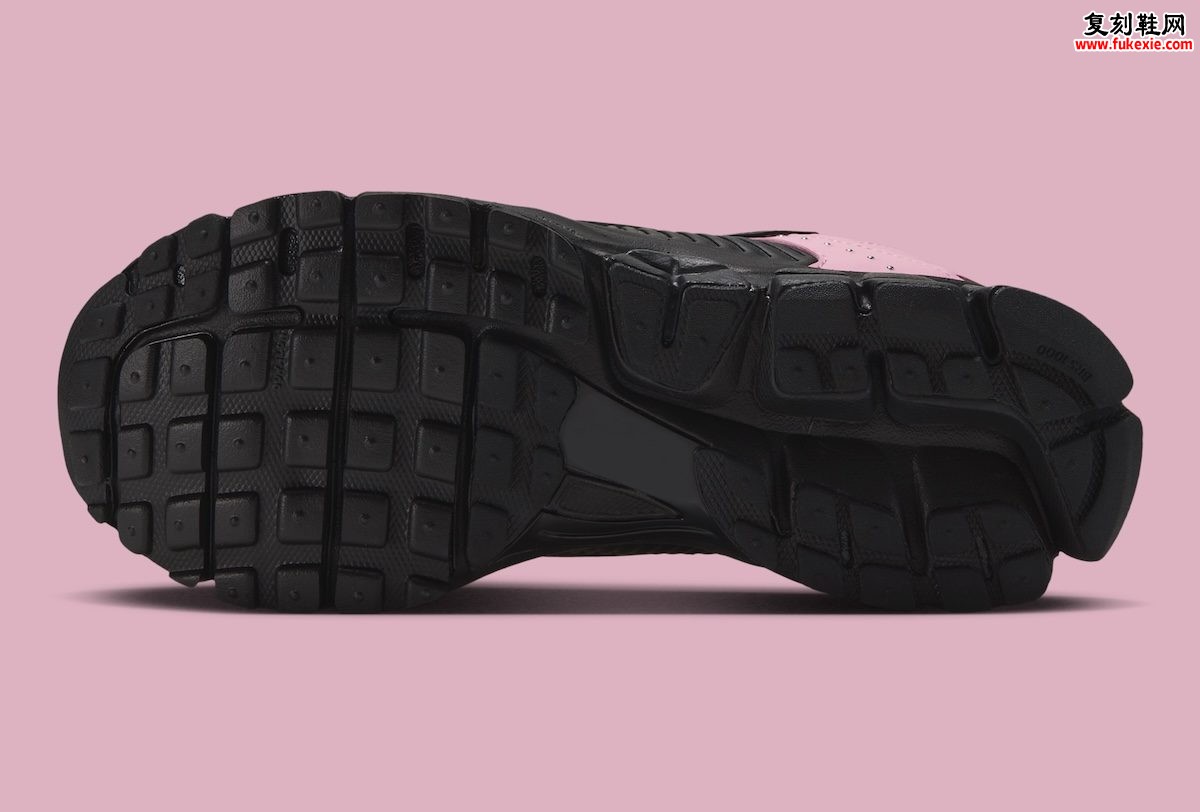 Nike Zoom Vomero 5 “Black/Medium Soft Pink”黑粉铆钉丝带版：2026假日，材质分化比新配色更值得写