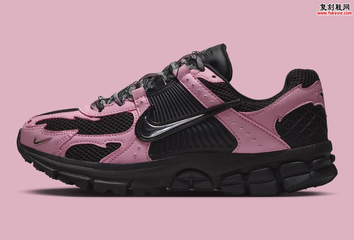 Nike Zoom Vomero 5 “Black/Medium Soft Pink”黑粉铆钉丝带版：2026假日，材质分化比新配色更值得写