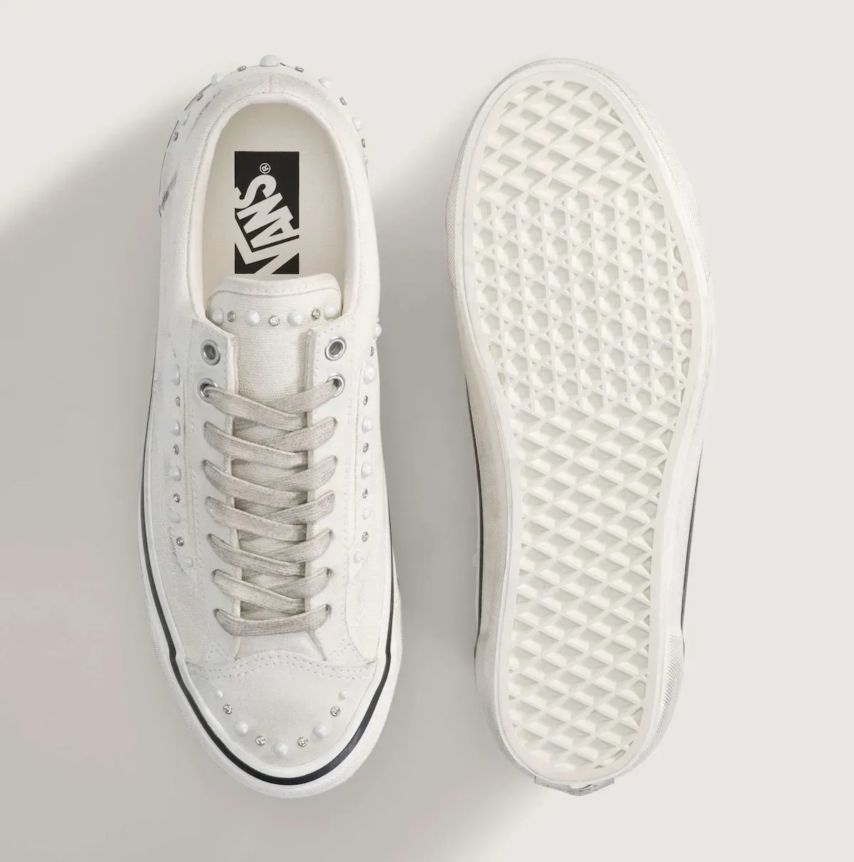 珍珠镶在破鞋上Vans Old Skool 36 Marshmallow用精致与做旧的极致反差挑战审美极限插图4 珍珠镶在破鞋上Vans Old Skool 36 Marshmallow用精致与做旧的极致反差挑战审美极限