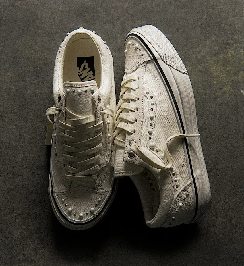 珍珠镶在破鞋上Vans Old Skool 36 Marshmallow用精致与做旧的极致反差挑战审美极限插图1 珍珠镶在破鞋上Vans Old Skool 36 Marshmallow用精致与做旧的极致反差挑战审美极限