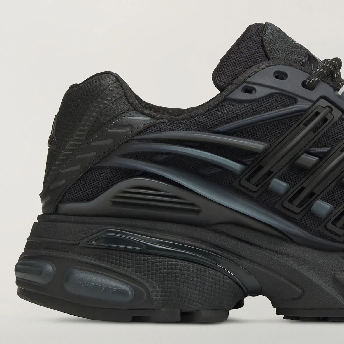 Pharrell x adidas Adistar Jellyfish「全黑」配色纽约率先登场 2026年春季全球发售