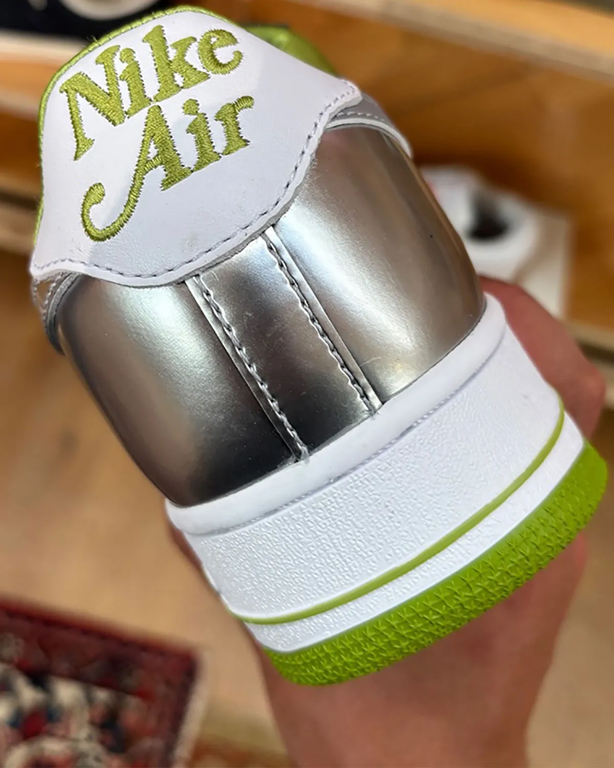 Nike Air Force 1 ’01 “Shoe Dog” 奈特卖车创业鞋狗精神落地,2027 春夏发售致敬蓝带起点插图4 Nike Air Force 1 ’01 “Shoe Dog” 奈特卖车创业鞋狗精神落地,2027 春夏发售致敬蓝带起点