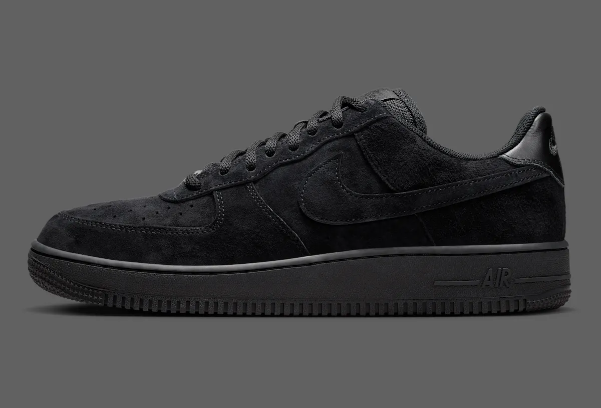 滑板基因注入经典：Nike SB Air Force 1 Low“三重黑”全黑麂皮版本2026年夏季发售