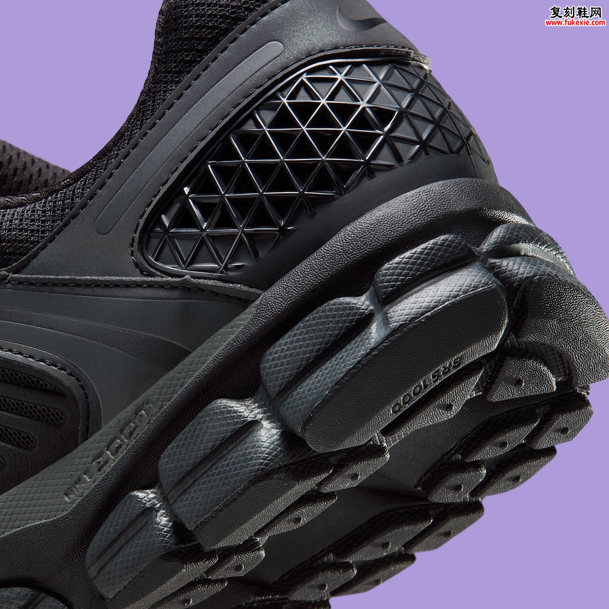 Nike Zoom Vomero 5“黑曜反光”10月29日登场，低调配色暗藏锋芒科技美学