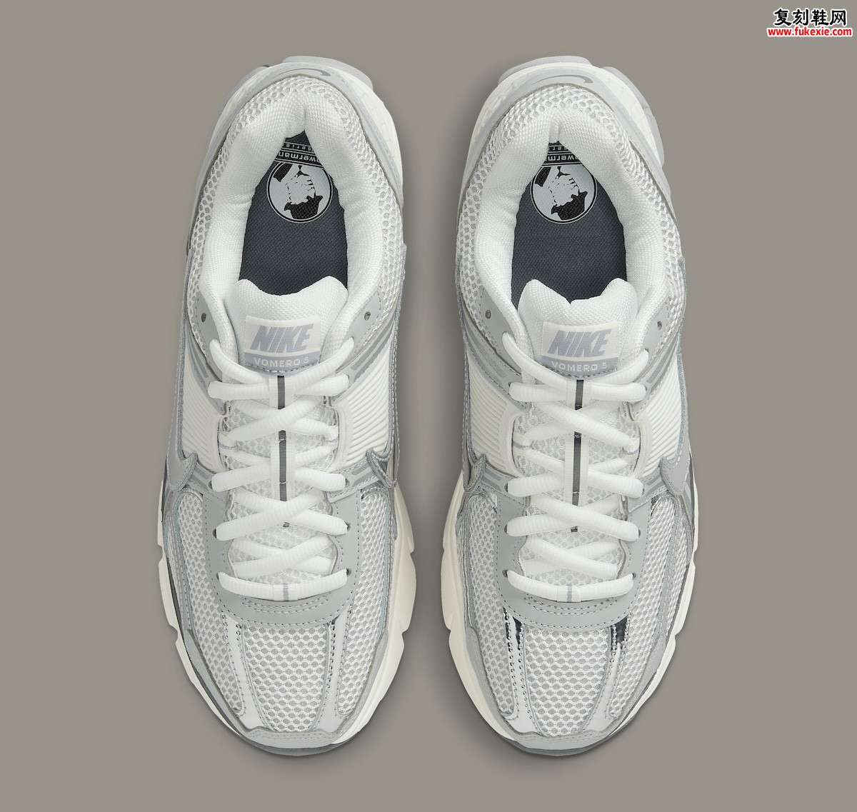 低调实力派回归！Nike Zoom Vomero 5 峰会白银灰配色2025秋日登场