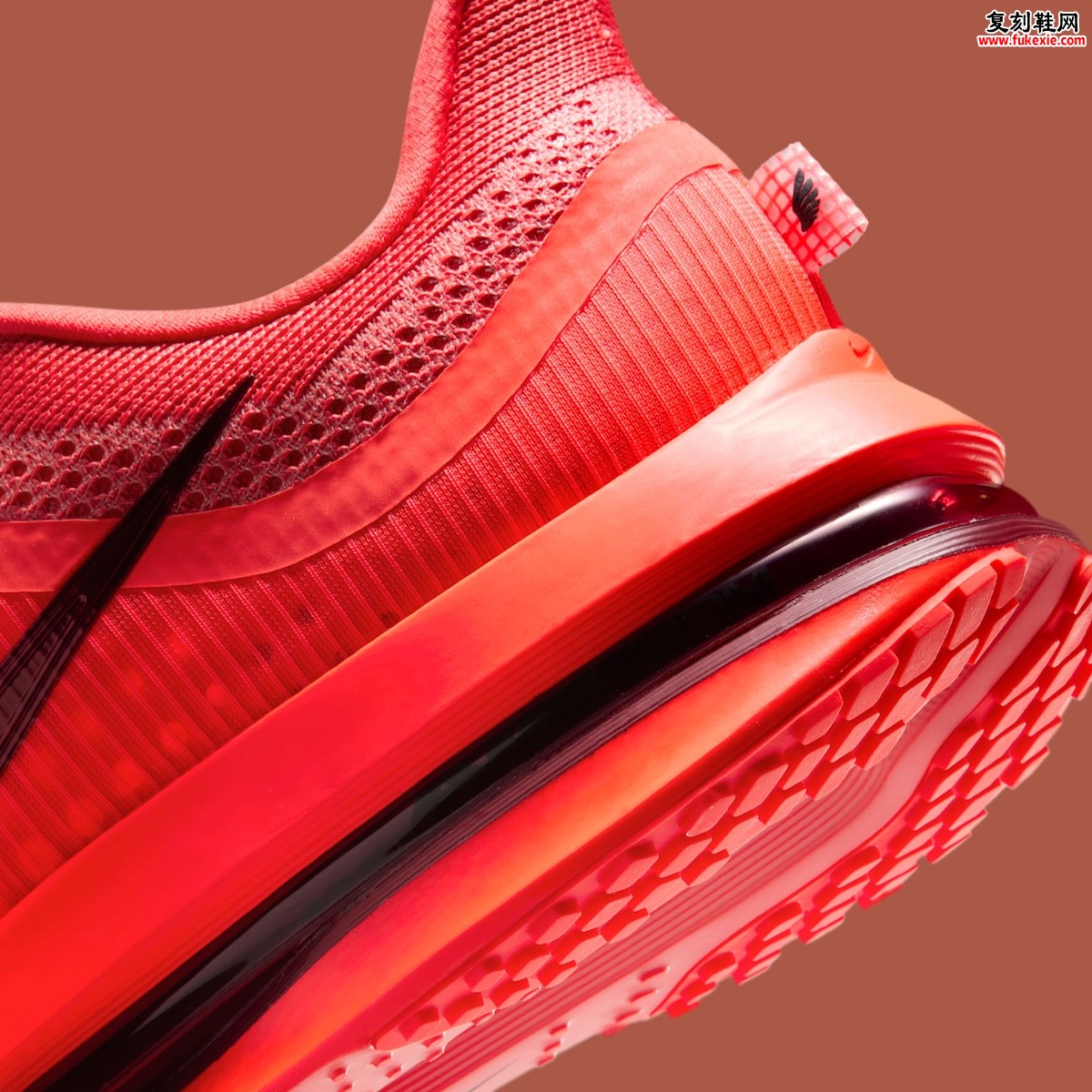 耐克飞马Premium「浅绯红」配色2026年春季上市 三重缓震跑鞋的视觉革新