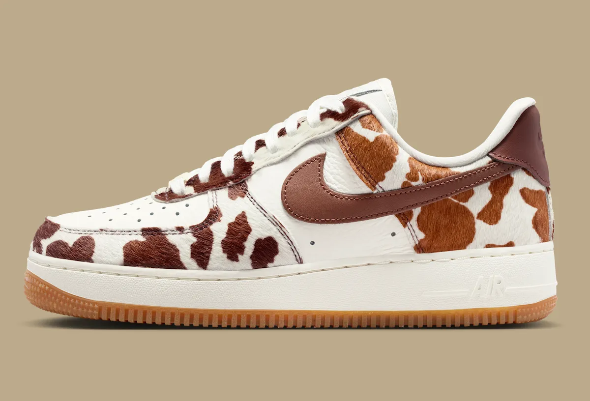 复古空军一号狂野变身,绒面奶牛纹覆盖层碰撞帆白皮革与生胶大底,Nike AF1 Low Cow Print Field Brown女款春夏限定登场