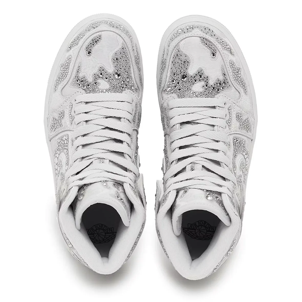 施华洛世奇再度携手乔丹品牌：Air Jordan 1 High OG “浩瀚灰” 水晶联名款将于2026年春季奢华登场