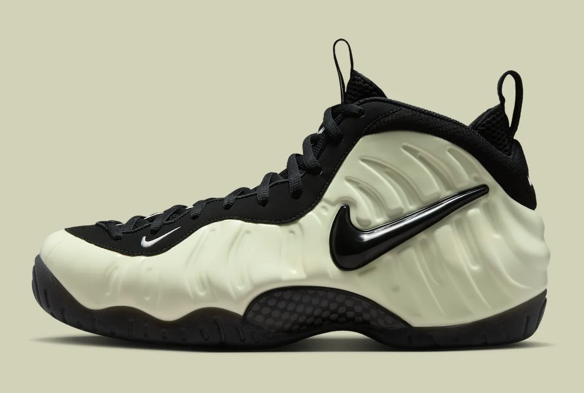 Nike Air Foamposite Pro “Glow in the Dark” “全夜光”喷首曝官图！9月18日发售，定价250美元