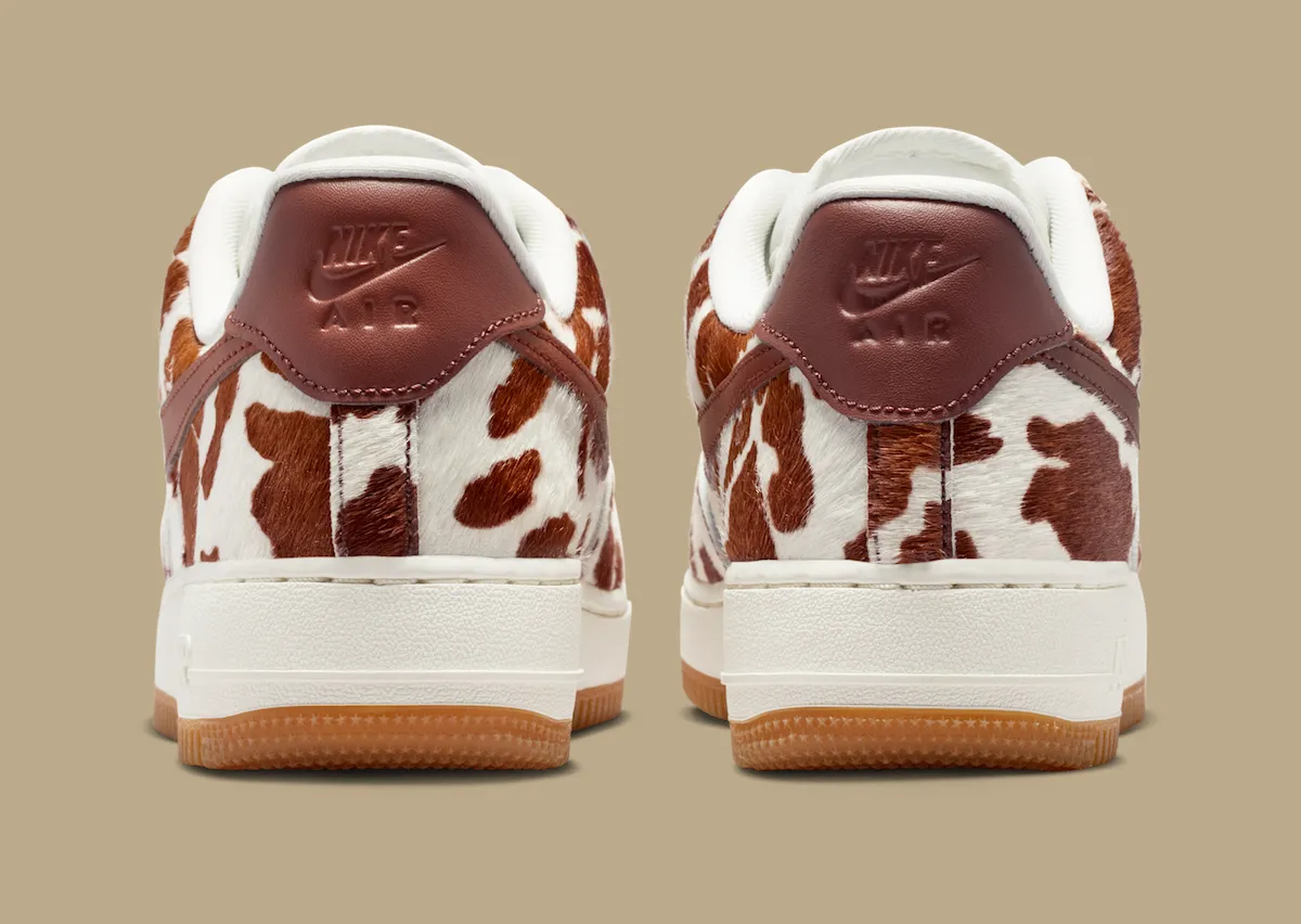 复古空军一号狂野变身,绒面奶牛纹覆盖层碰撞帆白皮革与生胶大底,Nike AF1 Low Cow Print Field Brown女款春夏限定登场