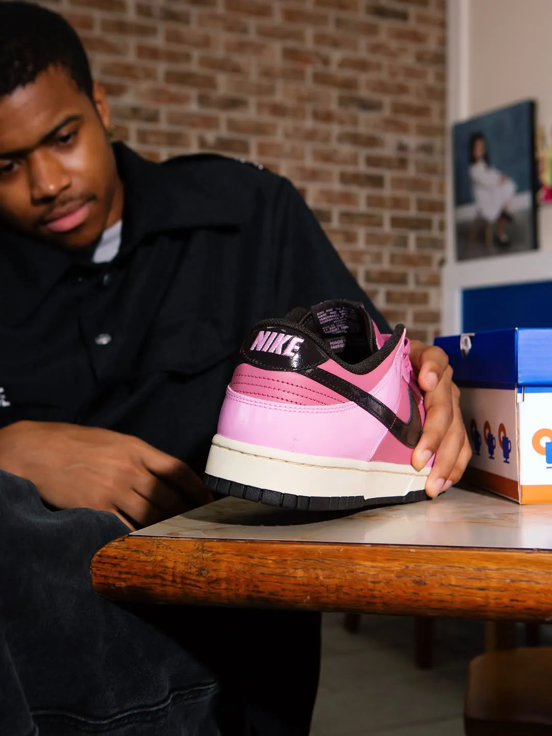 Rukus x Nike Dunk Low “Donut” 甜甜圈联名2026年6月20日发售:粉红糖霜设计致敬巴吞鲁日文化插图4 Rukus x Nike Dunk Low “Donut” 甜甜圈联名2026年6月20日发售:粉红糖霜设计致敬巴吞鲁日文化