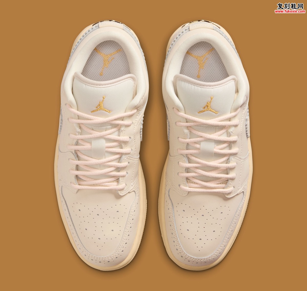 女款AJ1 Low Brogue布洛克雕花鞋，奶油白皮革桃色绳带流苏，金色点缀，2026夏发售