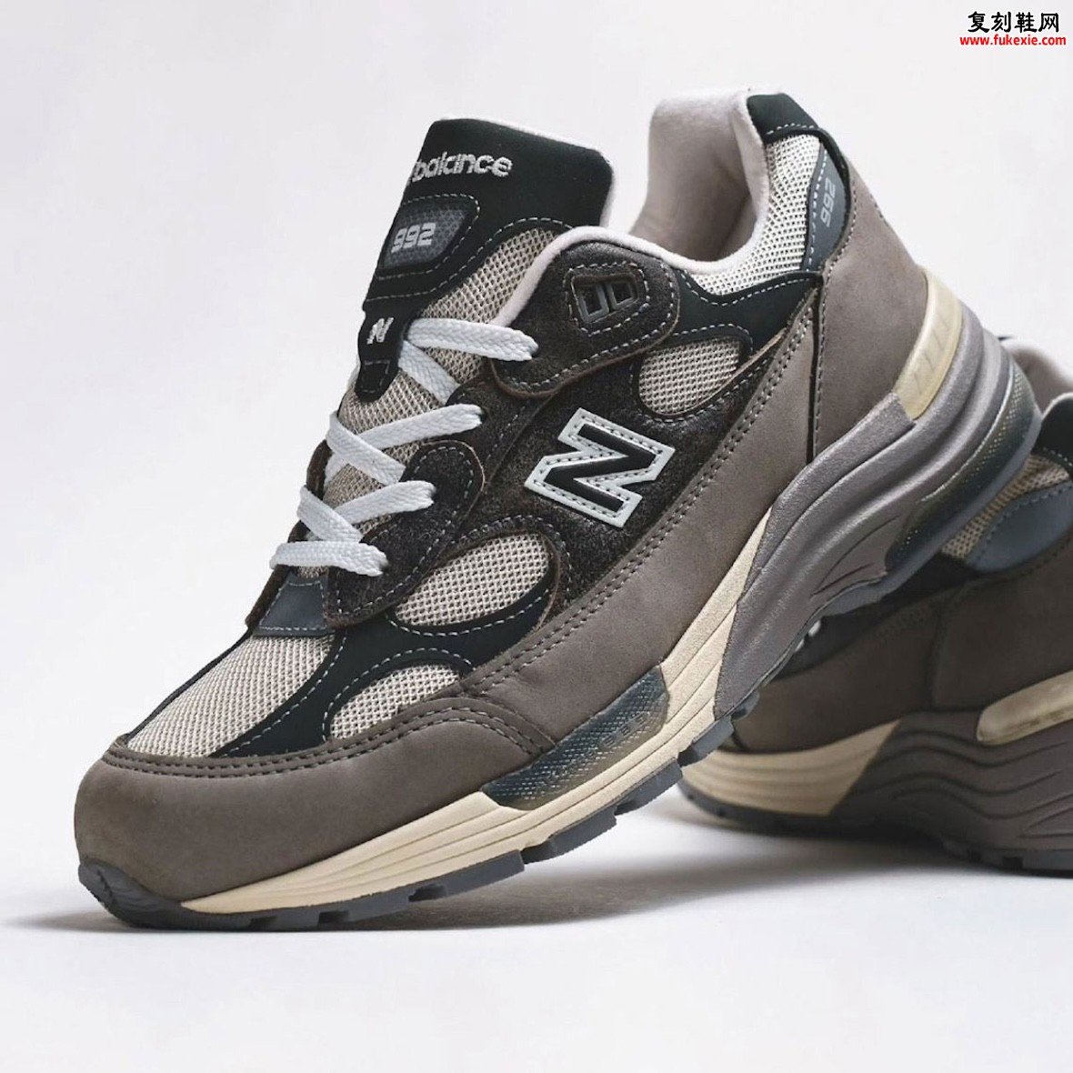 美产New Balance 992 Shadow Grey阴影灰复古跑鞋，层叠奶油网眼灰黑麂皮 Turtle Dove中底可视ABZORB SBS