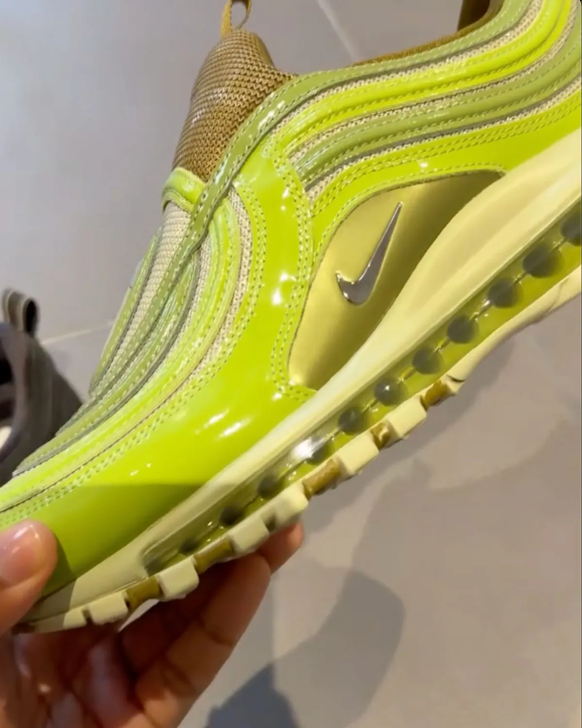 Nike Air Max 97 Laceless 无鞋带版本巴黎时装周首秀：为30周年庆典重塑千禧经典，2027年正式发售