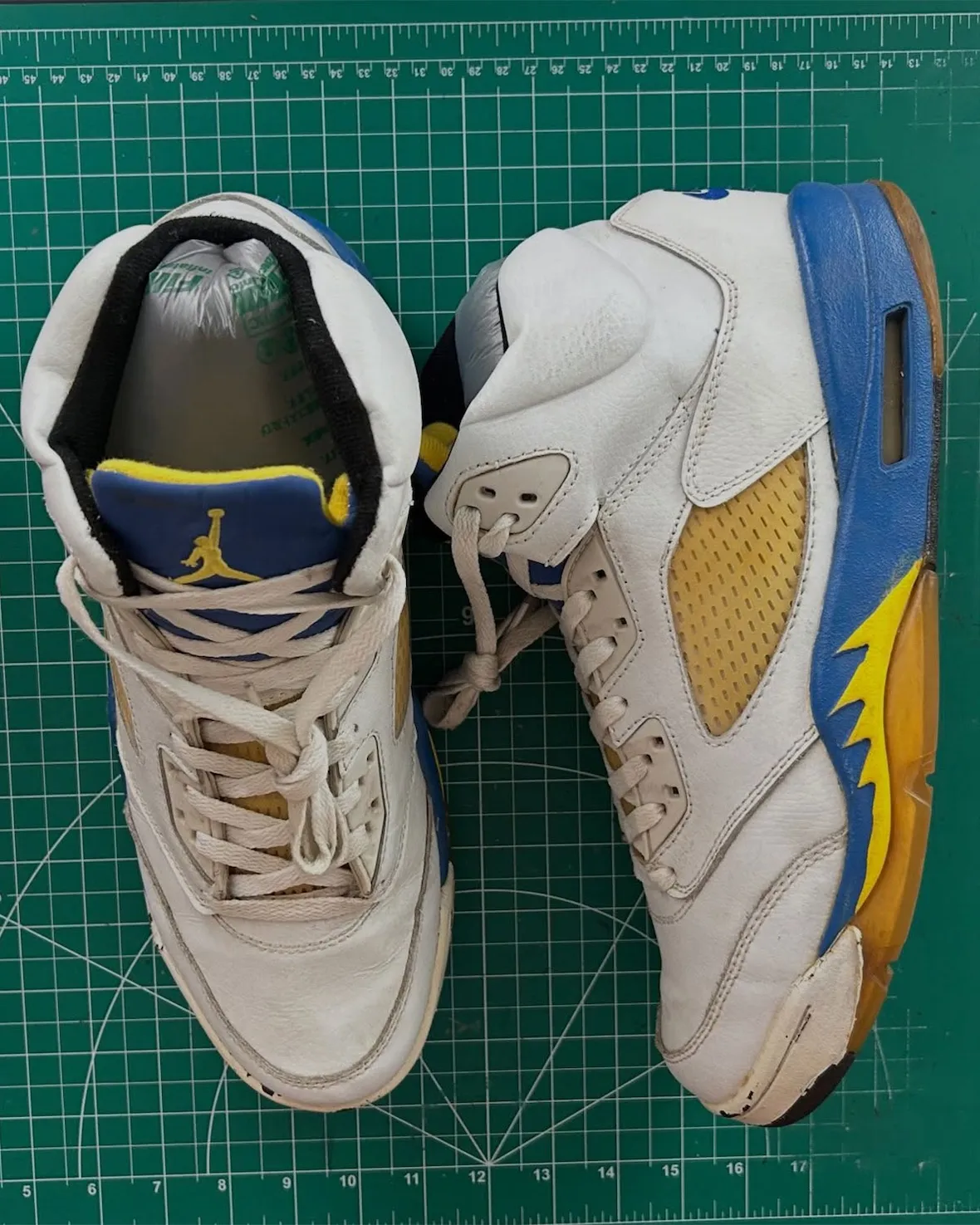 Air Jordan 5 “Laney” 超稀有Sample首曝:后跟Nike Air、无23号刺绣,揭示兰尼高中配色未采用方案插图5 Air Jordan 5 “Laney” 超稀有Sample首曝:后跟Nike Air、无23号刺绣,揭示兰尼高中配色未采用方案