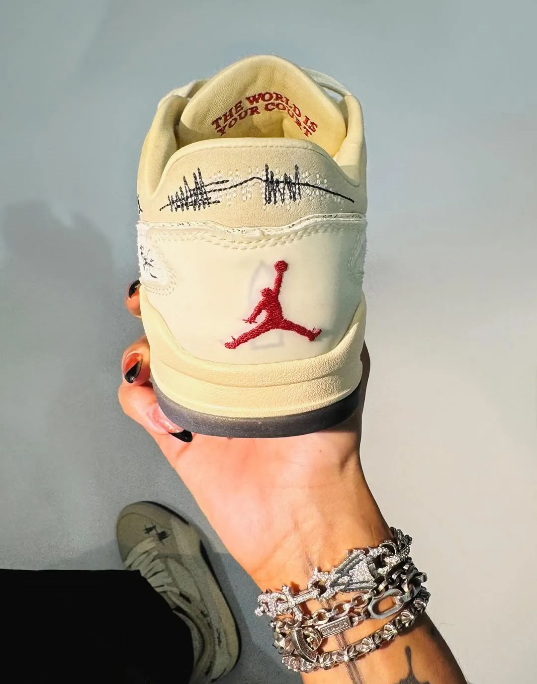 Who Decides War × Jordan联名椰奶配色发售:时装与街头碰撞新标杆