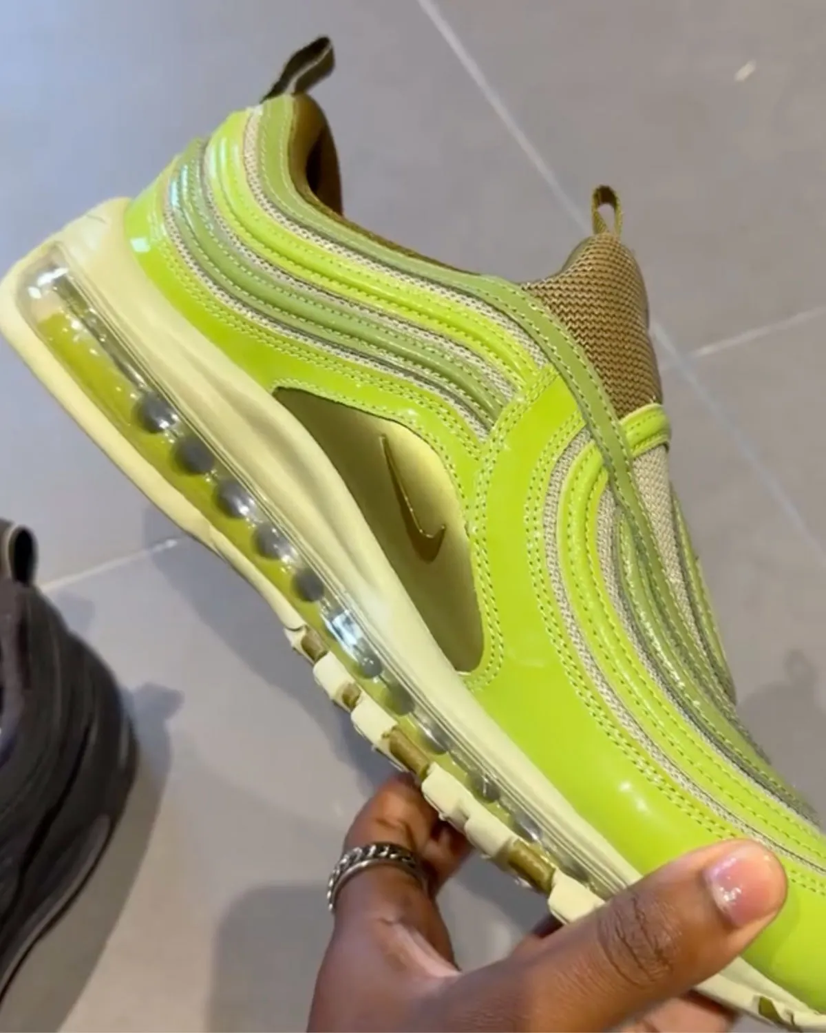 Nike Air Max 97 Laceless 无鞋带版本巴黎时装周首秀：为30周年庆典重塑千禧经典，2027年正式发售