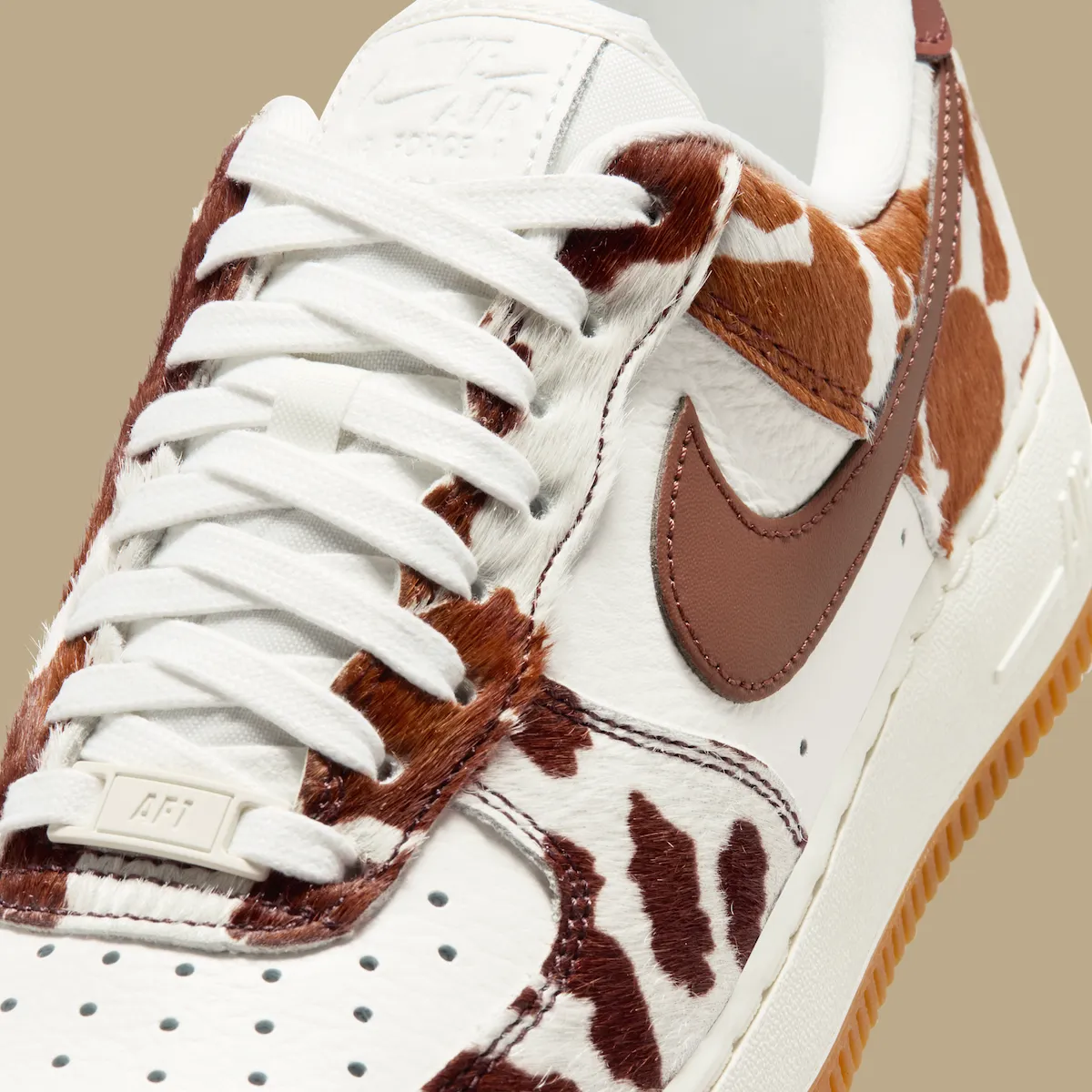 复古空军一号狂野变身,绒面奶牛纹覆盖层碰撞帆白皮革与生胶大底,Nike AF1 Low Cow Print Field Brown女款春夏限定登场