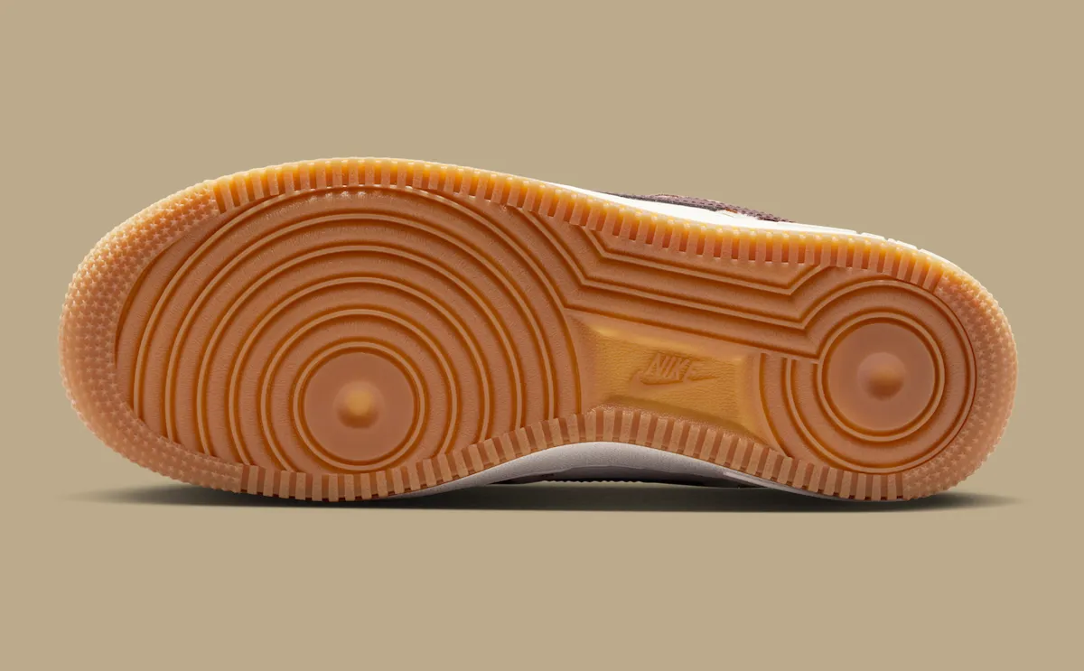 复古空军一号狂野变身,绒面奶牛纹覆盖层碰撞帆白皮革与生胶大底,Nike AF1 Low Cow Print Field Brown女款春夏限定登场