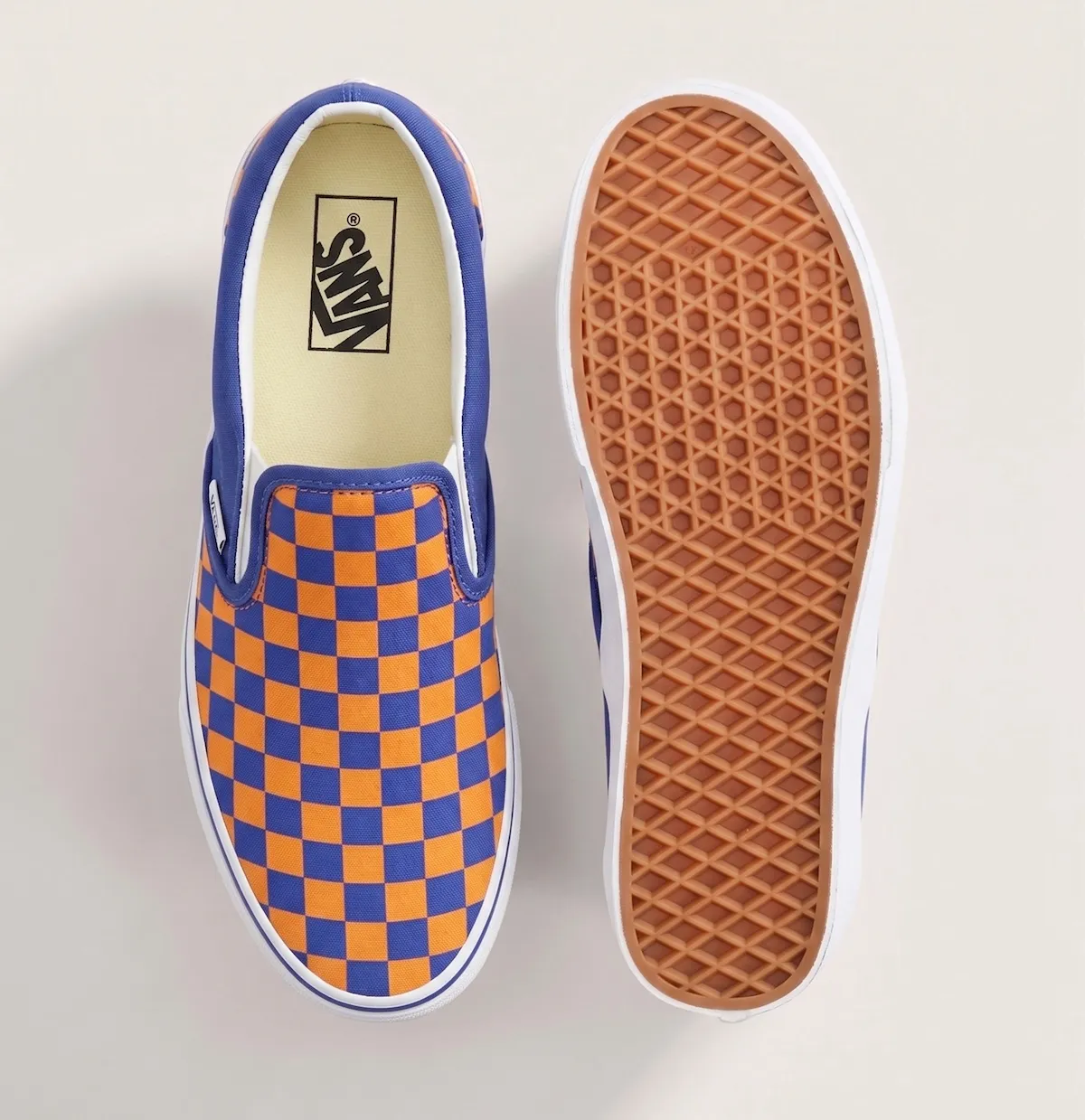 Vans Classic Slip-On “Knicks” 蓝橙双色2026致敬纽约:棋盘格暴龙图案60美元定档NBA总决赛巅峰插图2 Vans Classic Slip-On “Knicks” 蓝橙双色2026致敬纽约:棋盘格暴龙图案60美元定档NBA总决赛巅峰