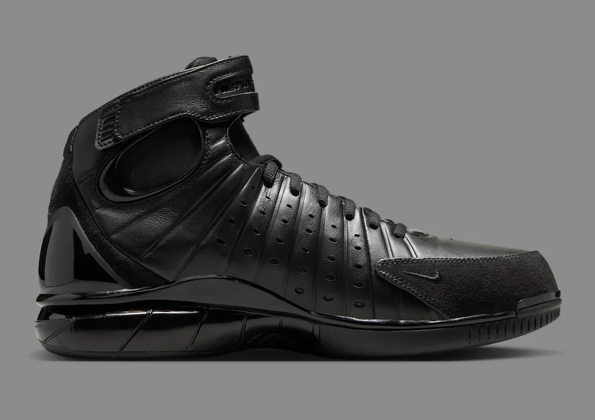 科比隔扣霍华德经典黑魂战靴强势回归，Nike Zoom Huarache 2K4 OT全黑配色四月三十日致敬传奇曼巴精神永存